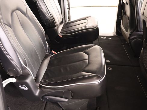 Used 2025 Chrysler Pacifica Limited FWD image 17