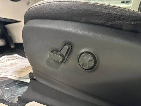 Used 2022 Chrysler Voyager LX FWD image 18