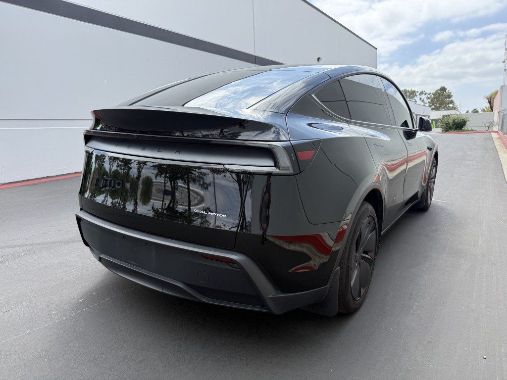 Used 2026 Tesla Model Y Long Range AWD/4WD image 3