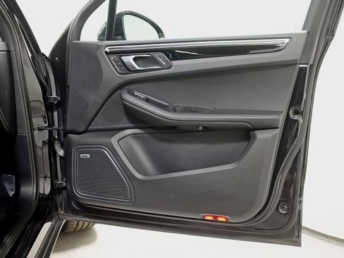 Used 2021 Porsche Macan image 32