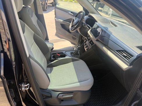 Used 2024 Volkswagen Taos SE w/ Panoramic Sunroof Package FWD image 12
