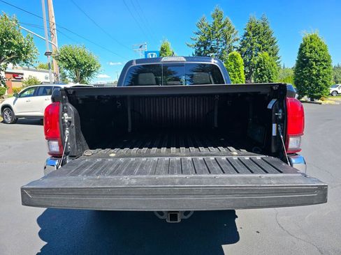 Used 2019 Toyota Tacoma SR5 AWD/4WD image 5