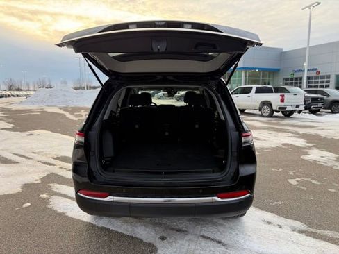 Used 2023 Jeep Grand Cherokee Laredo image 12