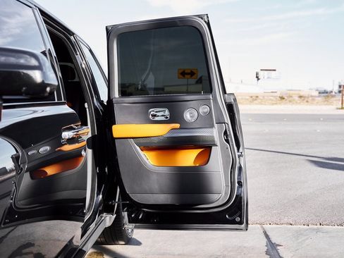 Used 2022 Rolls-Royce Cullinan Black Badge w/ Dark Exterior Package image 28