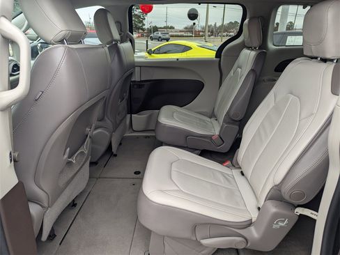 Used 2018 Chrysler Pacifica Touring-L image 10