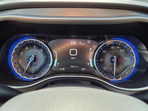Used 2023 Chrysler Pacifica Touring-L FWD image 27