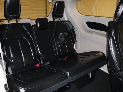 Used 2023 Chrysler Pacifica Touring-L image 22