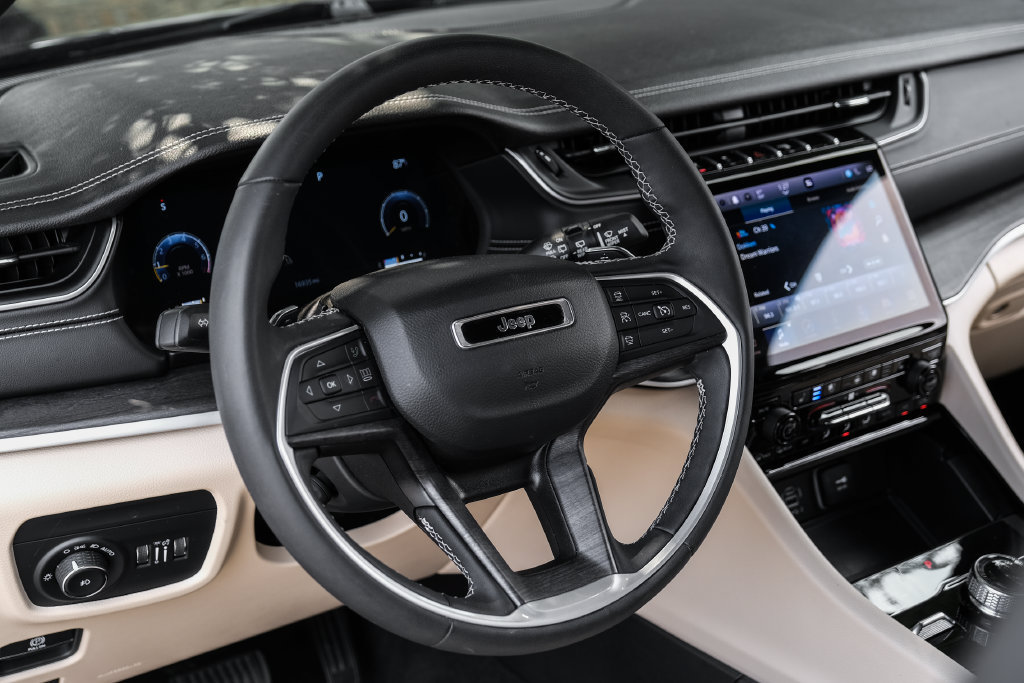 Used 2023 Jeep Grand Cherokee L Limited w/ Luxury Tech Group II AWD/4WD image 4