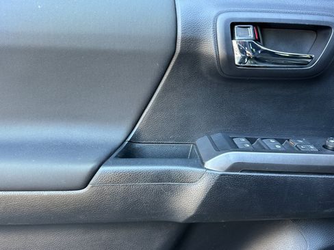 Used 2021 Toyota Tacoma TRD Off-Road w/ Technology Package AWD/4WD image 11