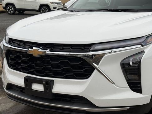 Used 2025 Chevrolet Trax LT w/ LT Convenience Package image 10