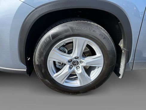 Used 2023 Toyota Highlander LE FWD image 9