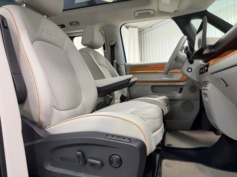 Used 2025 Volkswagen ID. Buzz 1st Edition image 16