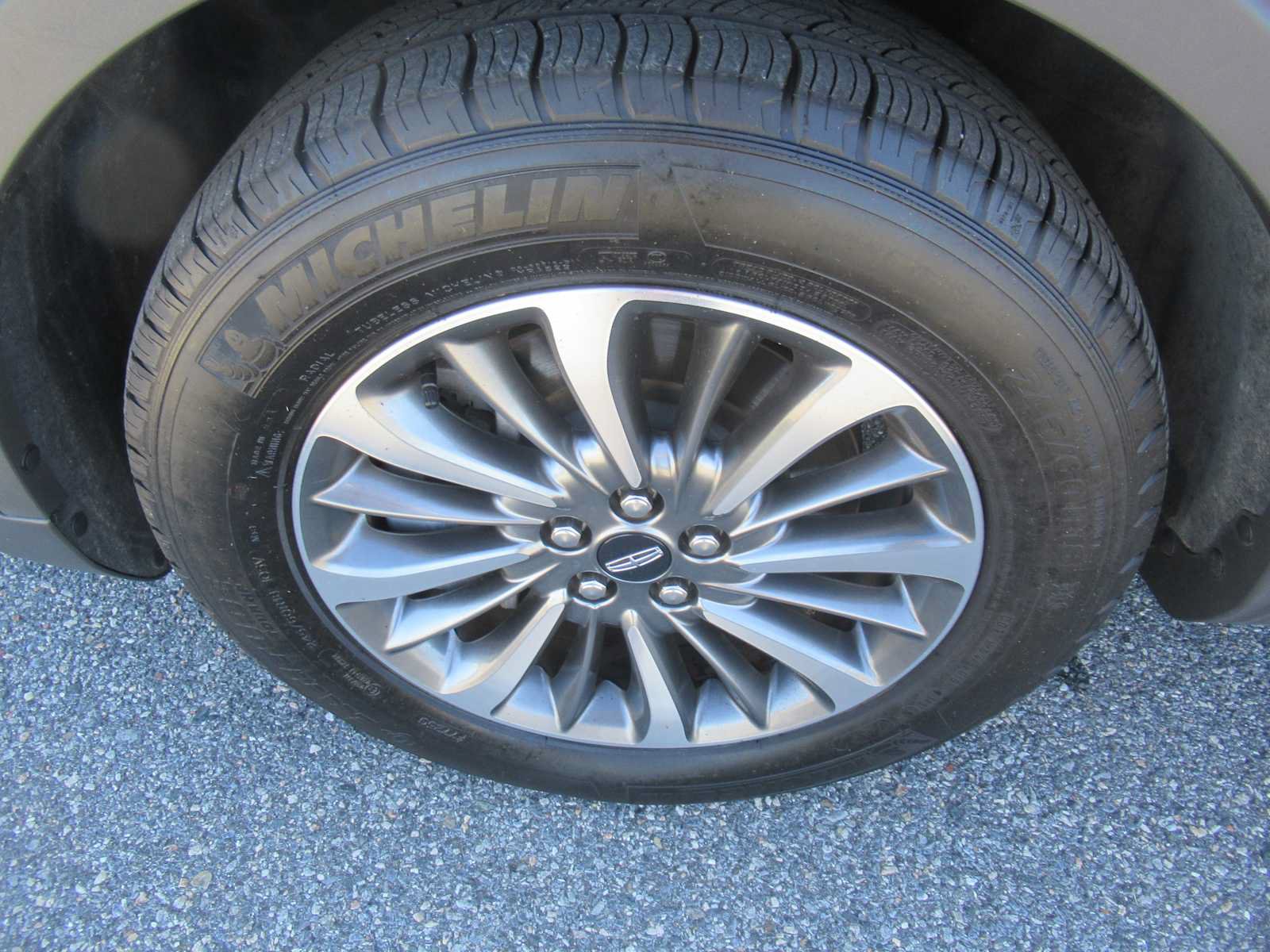 Used 2023 Lincoln Nautilus FWD image 9
