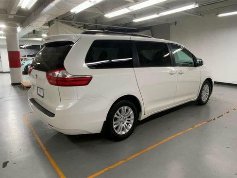 Used 2017 Toyota Sienna XLE FWD image 11