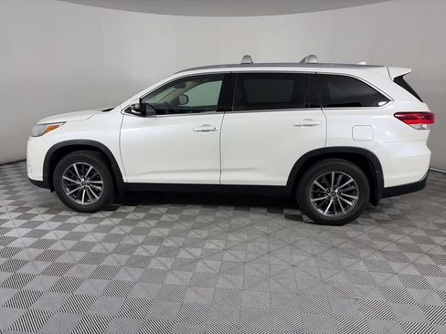 Used 2019 Toyota Highlander XLE AWD/4WD image 4