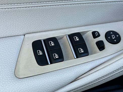 Used 2019 BMW 530e w/ M Sport Package image 11