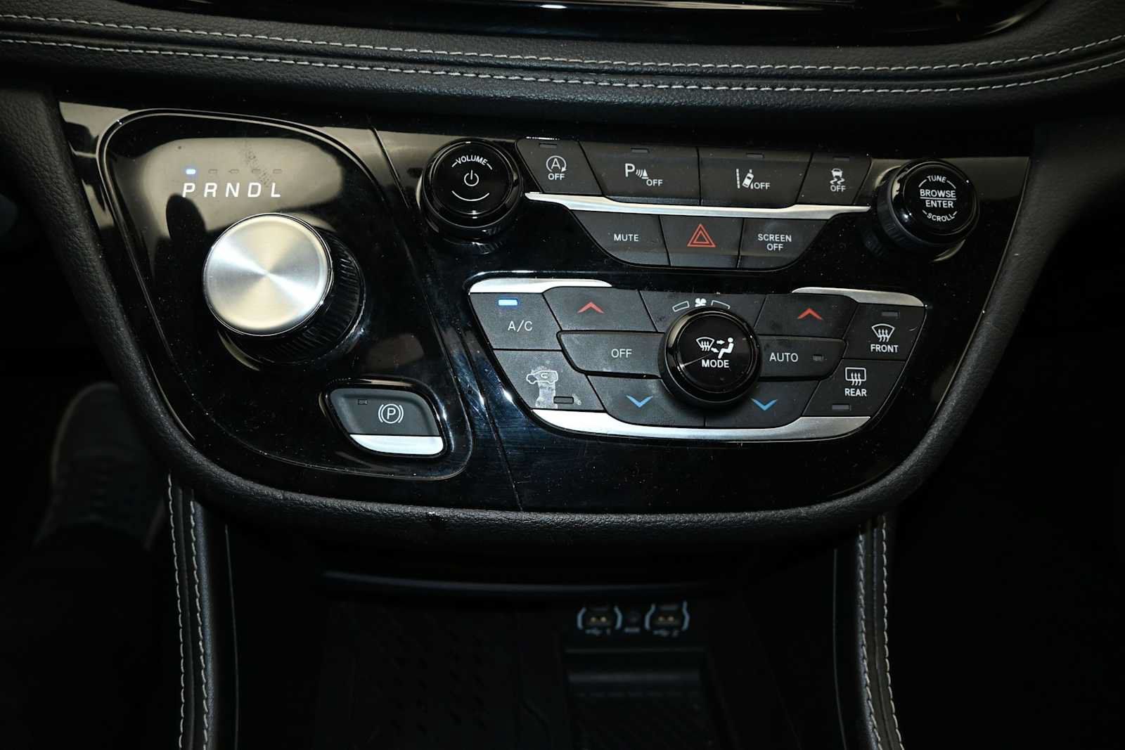 Used 2025 Chrysler Pacifica Limited FWD image 13