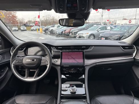 Used 2023 Jeep Grand Cherokee Limited image 20