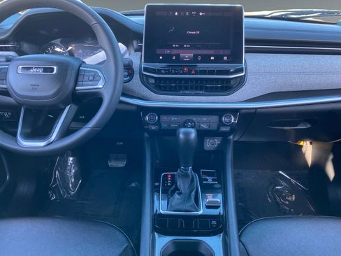 Used 2024 Jeep Compass Latitude image 11