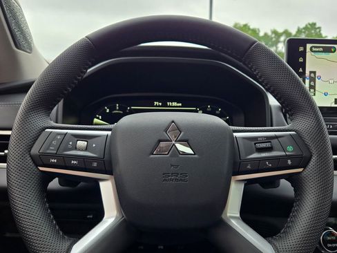 New 2025 Mitsubishi Outlander SE image 30