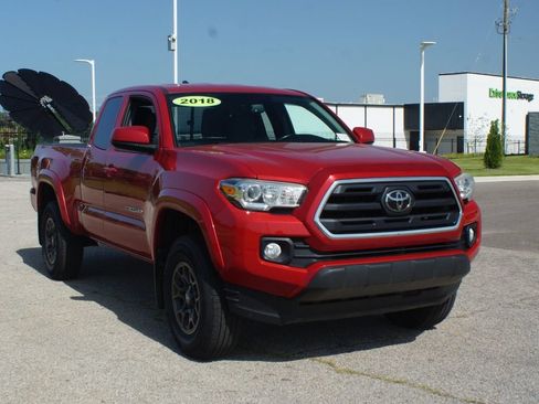 Used 2018 Toyota Tacoma SR5 AWD/4WD image 2