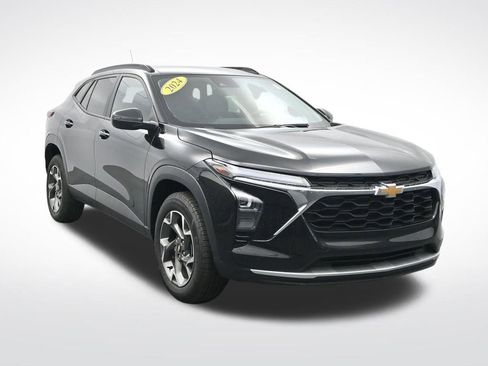 Used 2024 Chevrolet Trax LT FWD image 3