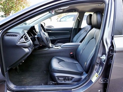 Used 2023 Toyota Camry SE image 13