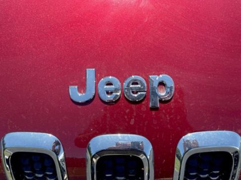 Used 2017 Jeep Cherokee Latitude w/ Cold Weather Group AWD/4WD image 20