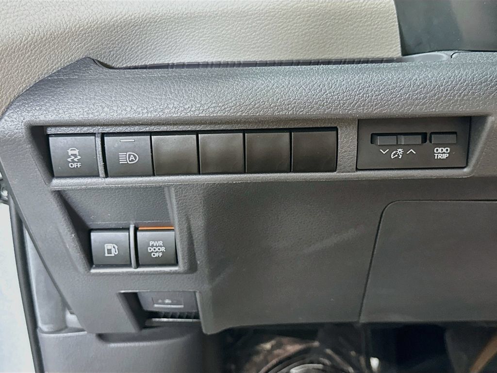 Used 2024 Toyota Sienna LE FWD image 24