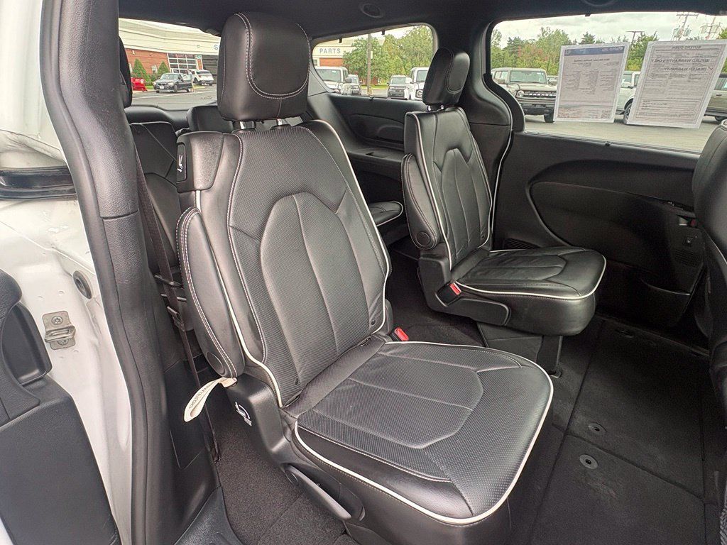 Used 2025 Chrysler Pacifica Limited FWD image 33