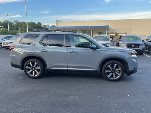 Used 2024 Honda Pilot Touring image 3