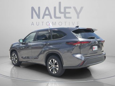 Certified 2024 Toyota Highlander XLE FWD image 3