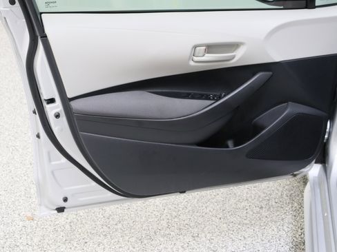 Used 2025 Toyota Corolla LE FWD image 12