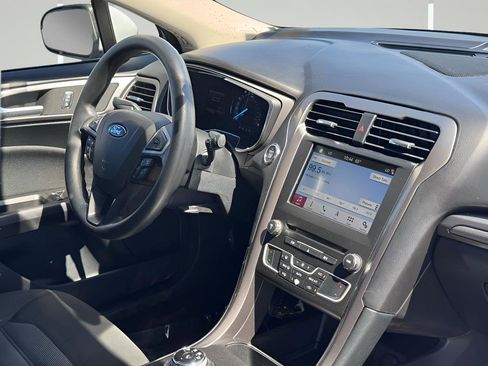 Used 2017 Ford Fusion SE w/ Fusion SE Technology Package FWD image 5