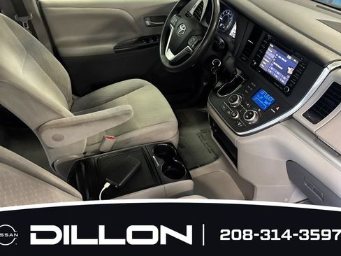 Used 2018 Toyota Sienna LE FWD image 17