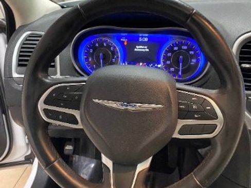 Used 2018 Chrysler 300 Touring L image 28