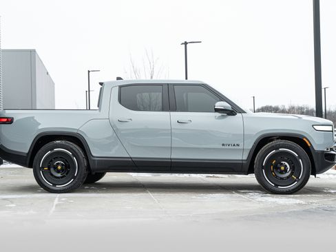 Used 2022 Rivian R1T Adventure image 3