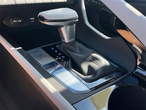 Used 2025 Hyundai Elantra Limited image 31