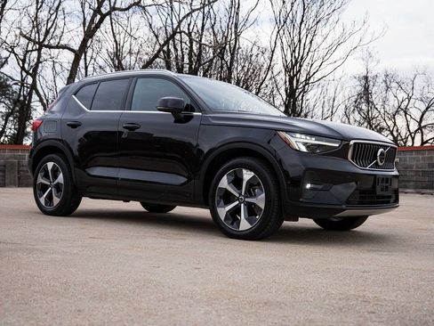 Used 2023 Volvo XC40 B5 Plus w/ Driver Assist Package AWD/4WD image 7
