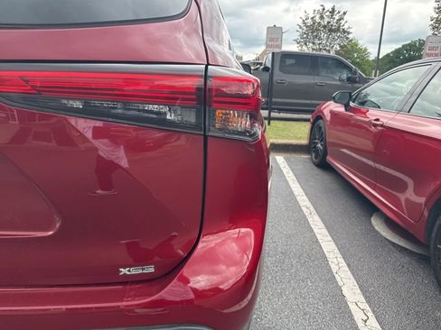Used 2021 Toyota Highlander XSE FWD image 6