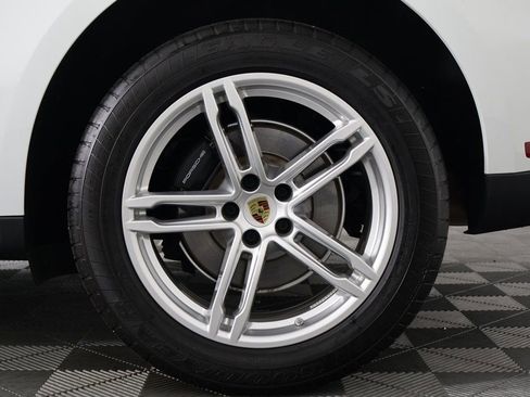 Used 2024 Porsche Macan AWD/4WD image 16