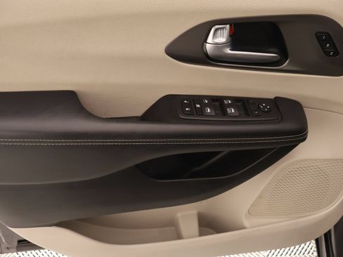 Used 2023 Chrysler Pacifica Touring-L FWD image 15