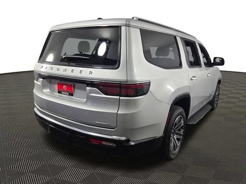 Used 2024 Jeep Wagoneer Series II w/ Flexible Seating Group AWD/4WD image 8