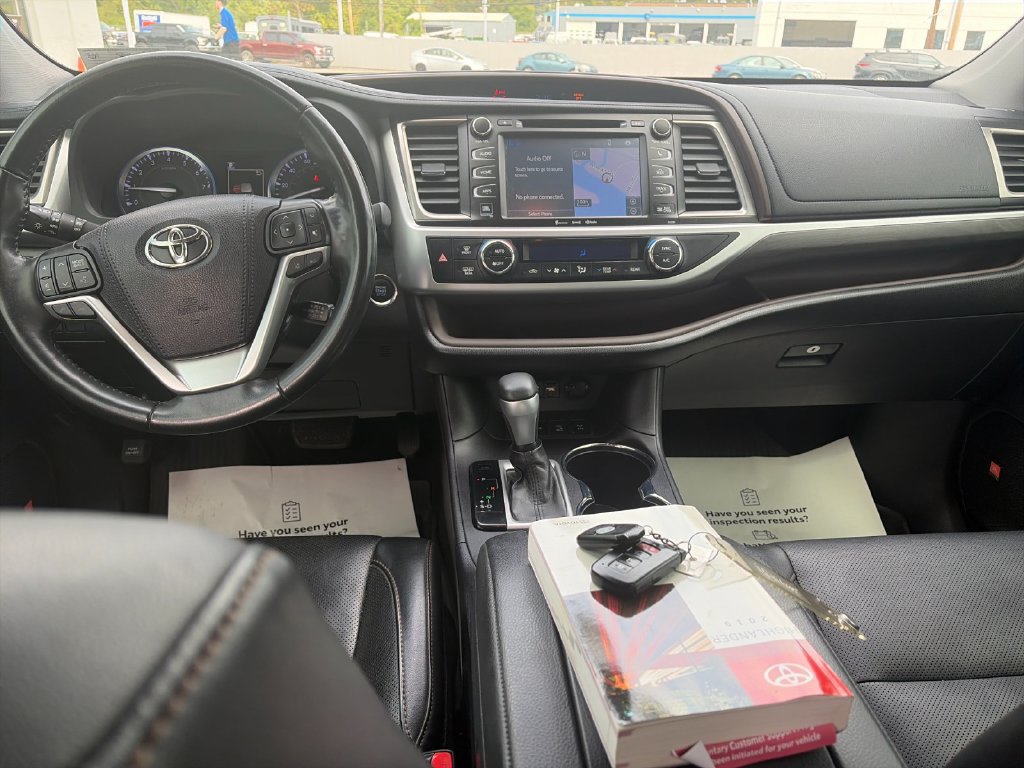 Used 2019 Toyota Highlander Limited Platinum AWD/4WD image 16