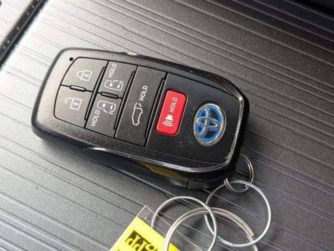 Used 2025 Toyota Sienna XLE w/ XLE Plus Package FWD image 31