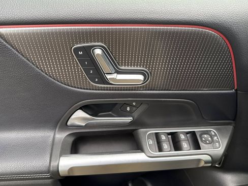 Used 2021 Mercedes-Benz GLB 250 4MATIC image 12