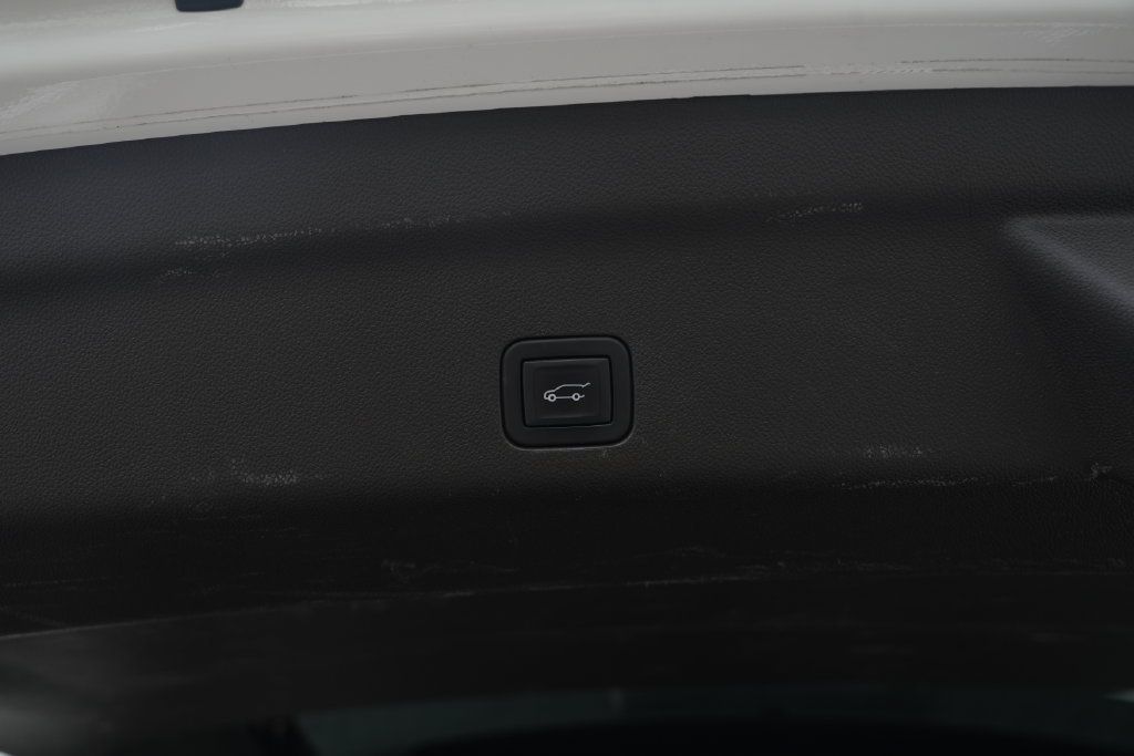 Used 2024 GMC Yukon SLT RWD image 16