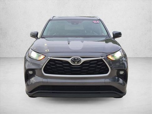 Used 2024 Toyota Highlander XLE FWD image 2
