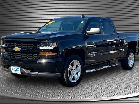 Used 2018 Chevrolet Silverado 1500 Custom w/ Custom Value Package image 3