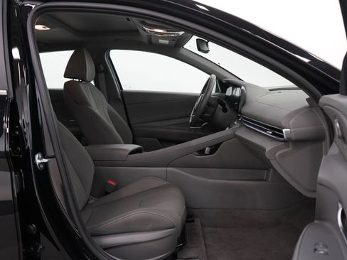 Used 2025 Hyundai Elantra SEL FWD image 11